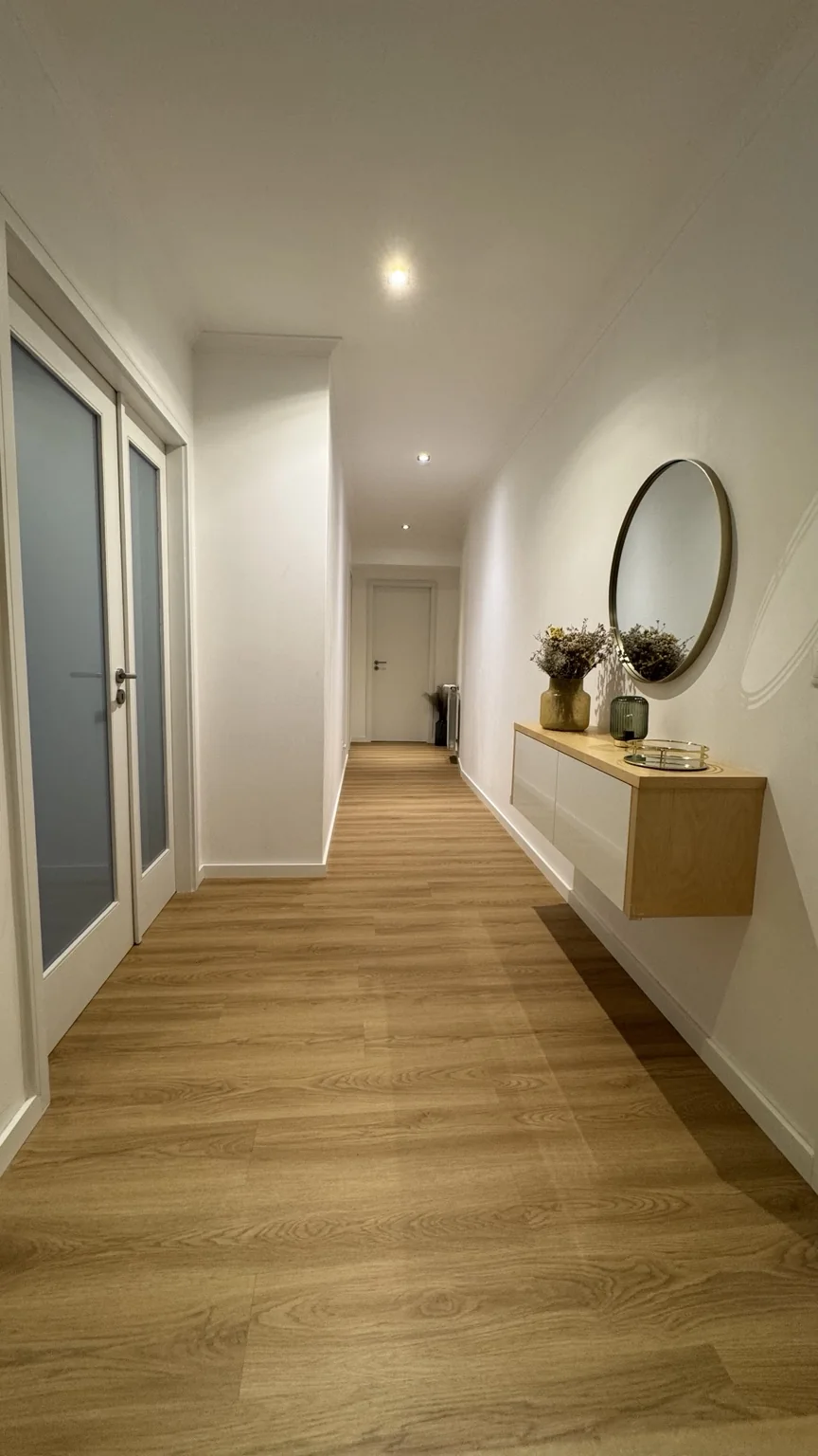 Interior moderno com iluminação e acabamentos cuidados